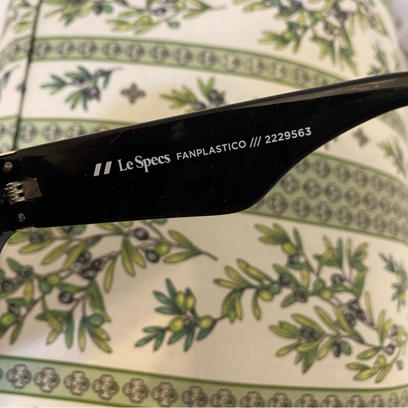 Le Specs - Fanplastico cateye sunglasses in black from Anthropologie NWT - Picture 5 of 7
